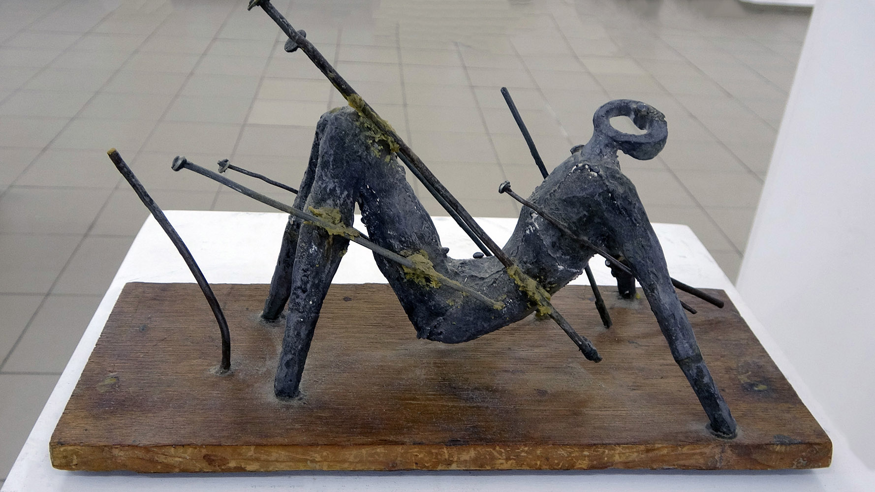 Анатолий Машаров. "Святой Себастьян" (ракурс), 1998. Металл, дерево, 22х32х10 см. Фото Алексея Приказчикова с персональной выставки Анатолия Машарова в выставочном зале ОМС, Москва, 2025