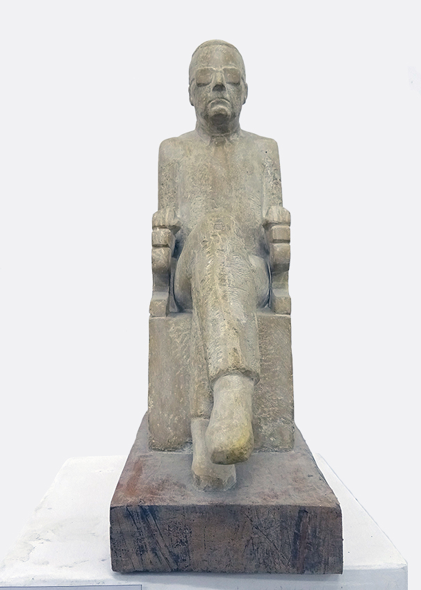 Анатолий Машаров. "Композитор Дмитрий Шостакович", 1997. Камень, высота 40 см. Фото Алексея Приказчикова с персональной выставки Анатолия Машарова в выставочном зале ОМС, Москва, 2025