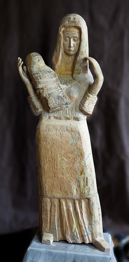 Анатолий Машаров. "Материнство", 1996. Дерево тонированное, высота 140 см. Государственная Третьяковская галерея, Москва. Фото Анны Рождественской