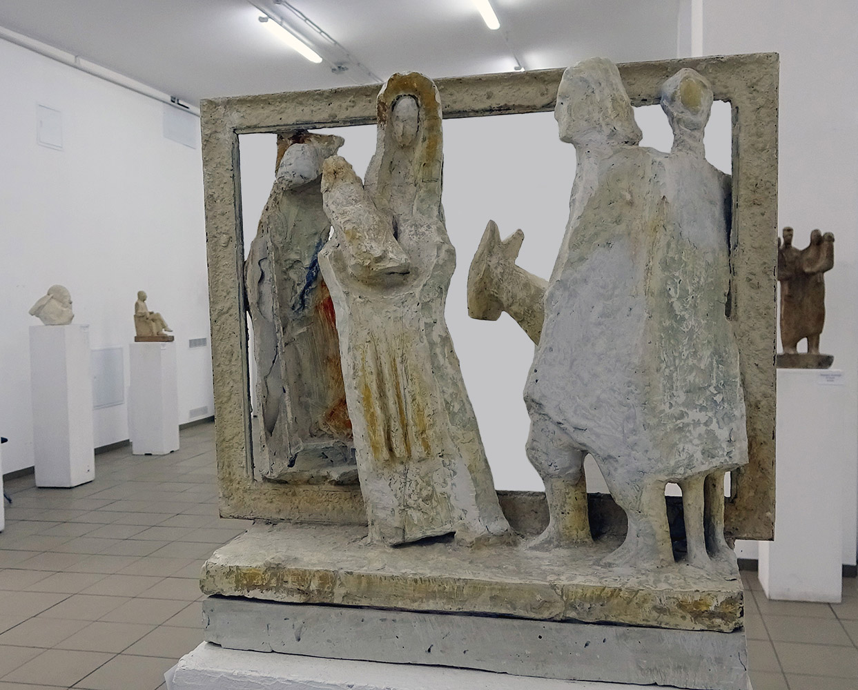 Анатолий Машаров. "Беженцы" (ракурс 2), 1990-е. Гипс тонированный. Фото Алексея Приказчикова с персональной выставки Анатолия Машарова в выставочном зале ОМС, Москва, 2025