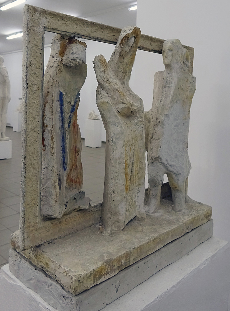 Анатолий Машаров. "Беженцы" (ракурс), 1990-е. Гипс тонированный. Фото Алексея Приказчикова с персональной выставки Анатолия Машарова в выставочном зале ОМС, Москва, 2025