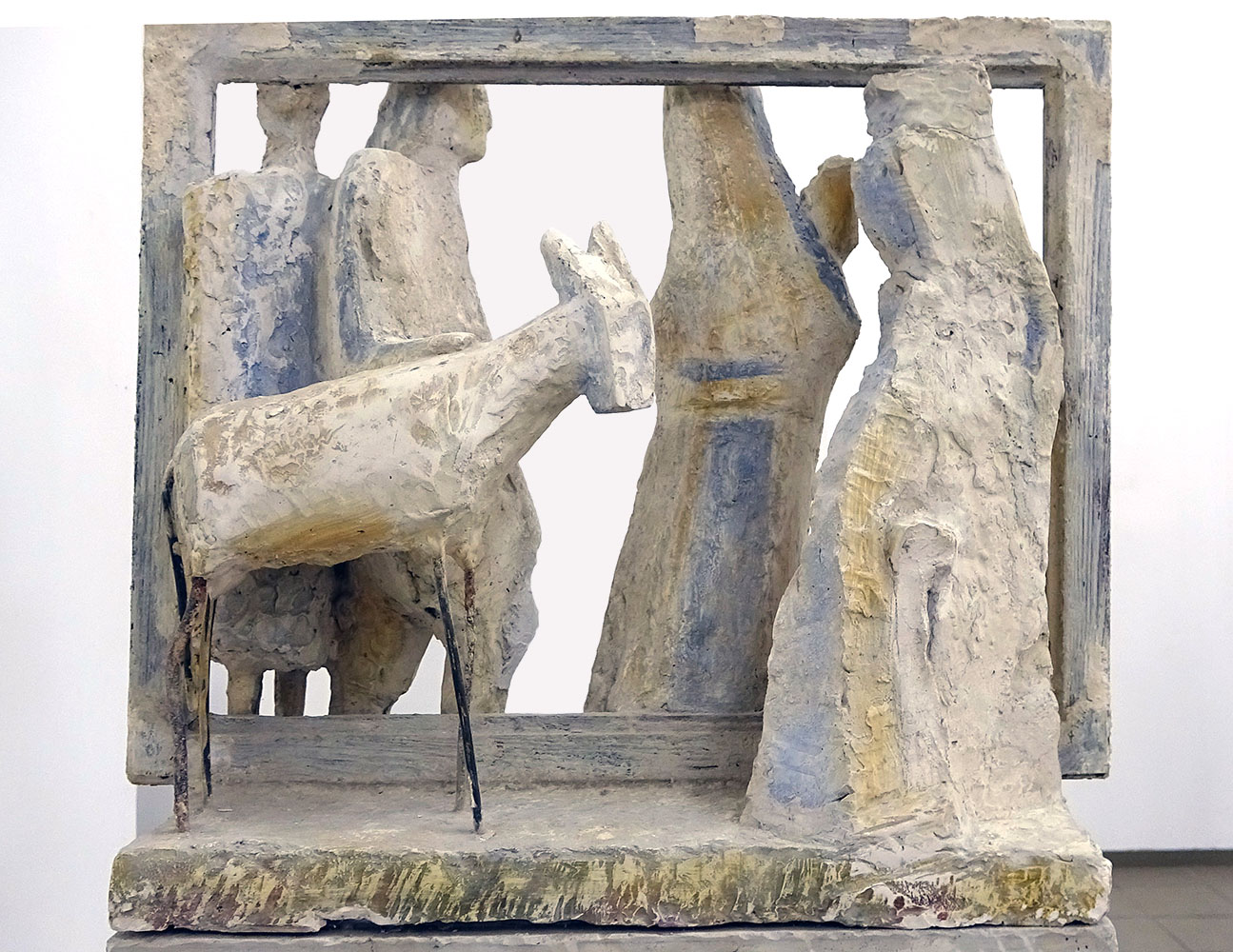 Анатолий Машаров. "Беженцы", 1990-е. Гипс тонированный. Фото Алексея Приказчикова с персональной выставки Анатолия Машарова в выставочном зале ОМС, Москва, 2025
