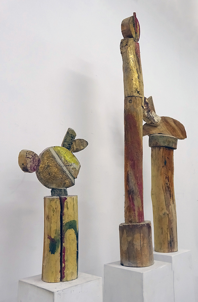 Анатолий Машаров. "Лето" (Композиция № 3) (ракурс), 1993. Дерево, раскраска, высота 140 см. Фото Алексея Приказчикова с персональной выставки Анатолия Машарова в выставочном зале ОМС, Москва, 2025