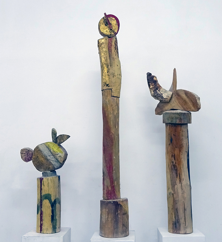 Анатолий Машаров. "Лето" (Композиция № 3), 1993. Дерево, раскраска, высота 140 см. Фото Алексея Приказчикова с персональной выставки Анатолия Машарова в выставочном зале ОМС, Москва, 2025