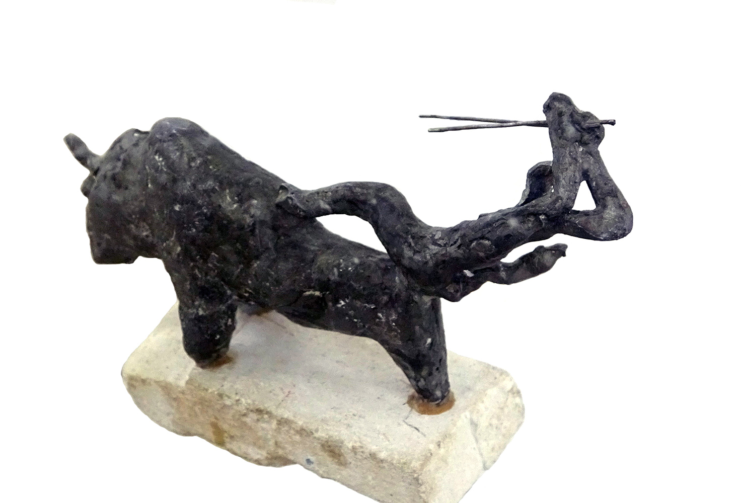 Анатолий Машаров. "Коррида", 1986. Металл, камень, 8х18х8 см. Фото Алексея Приказчикова с персональной выставки Анатолия Машарова в выставочном зале ОМС, Москва, 2025