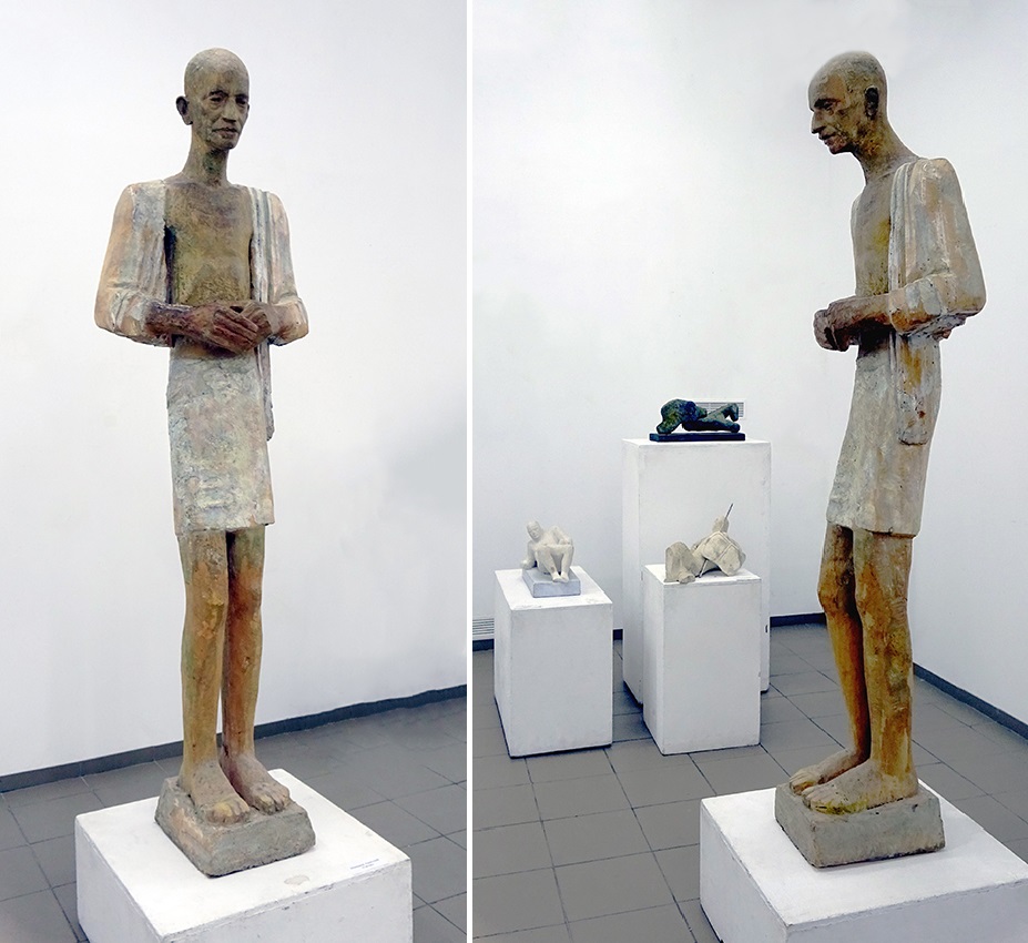 Анатолий Машаров. "Ганди", 1982. Дерево (ракурсы), 200х60х35 см. Фото Алексея Приказчикова с персональной выставки Анатолия Машарова в выставочном зале ОМС, Москва, 2025