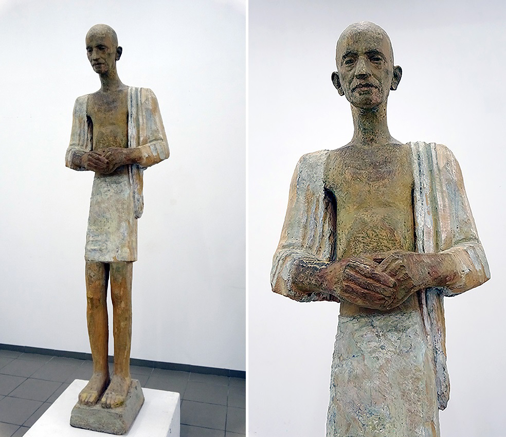 Анатолий Машаров. "Ганди", 1982. Дерево, 200х60х35 см. Фото Алексея Приказчикова с персональной выставки Анатолия Машарова в выставочном зале ОМС, Москва, 2025