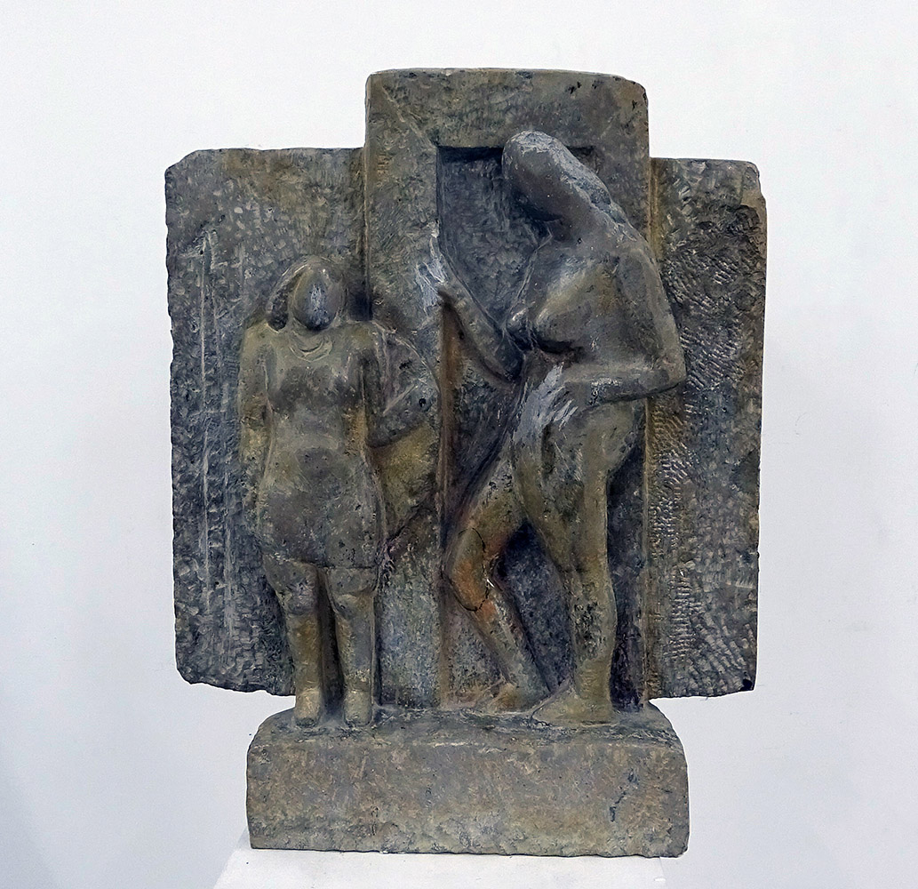 Анатолий Машаров. "У входа", 1980. Камень, 50х40х15 см. Фото Алексея Приказчикова с персональной выставки Анатолия Машарова в выставочном зале ОМС, Москва, 2025