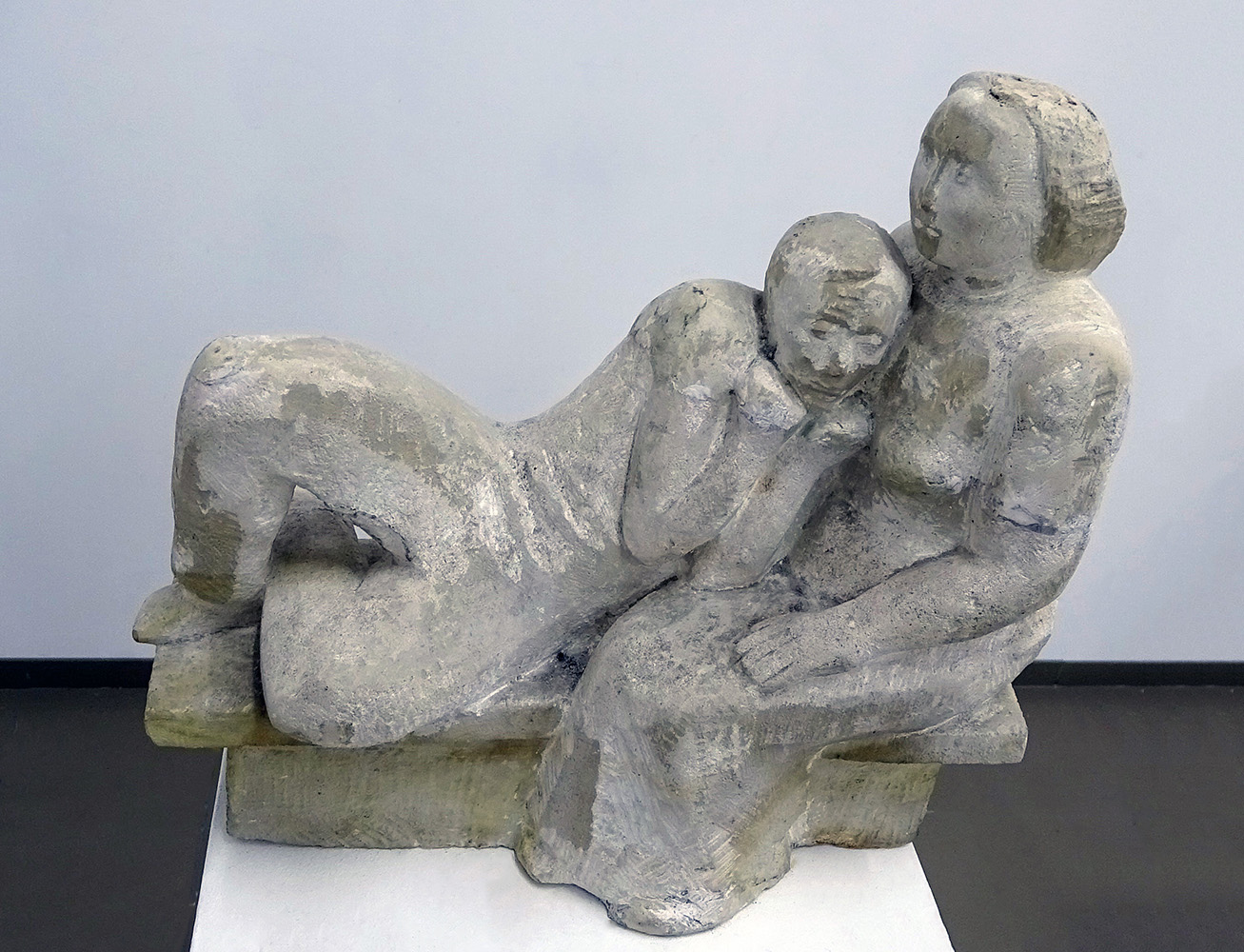Анатолий Машаров. "Прощание" (ракурс), 1980. Известняк, 40х55х25 см. Фото Алексея Приказчикова с персональной выставки Анатолия Машарова в выставочном зале ОМС, Москва, 2025