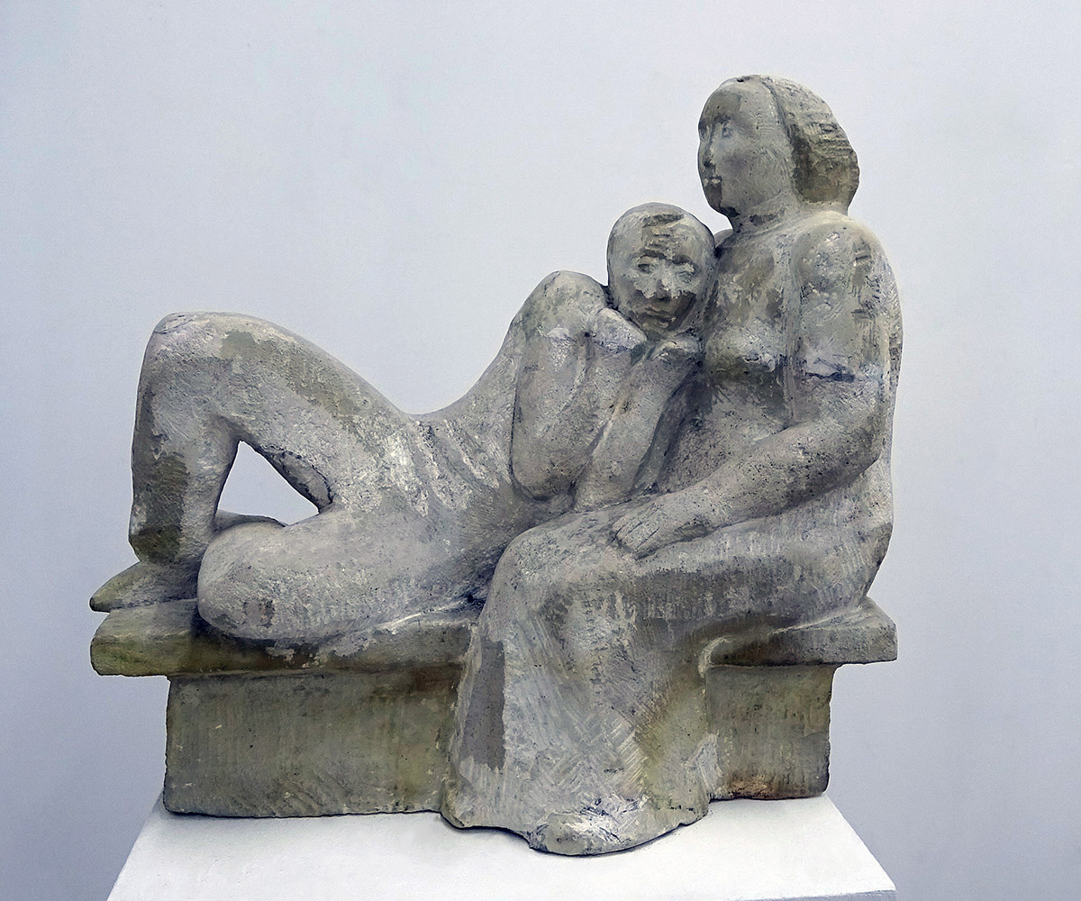 Анатолий Машаров. "Прощание", 1980. Известняк, 40х55х25 см. Фото Алексея Приказчикова с персональной выставки Анатолия Машарова в выставочном зале ОМС, Москва, 2025