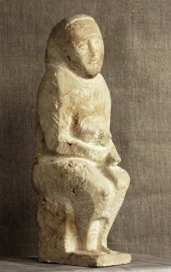 Анатолий Машаров. "Сидящая женщина", 1977. Известняк, 57х30х18 см. Государственный историко-художественный музей "Новый Иерусалим", Истра, Московская область. Фото Анны Рождественской