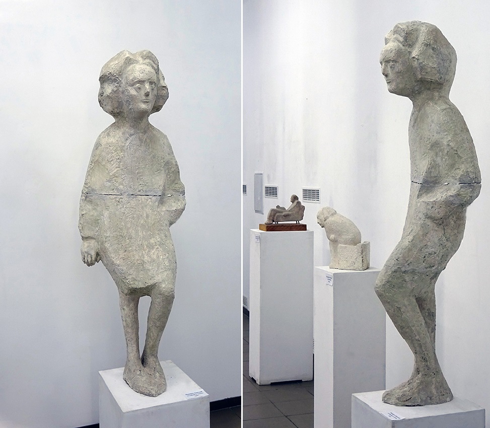 Анатолий Машаров. "Стоящая у стены" (Ожидание), 1976. Гипс, 155х50х40 см. Фото Алексея Приказчикова с персональной выставки Анатолия Машарова в выставочном зале ОМС, Москва, 2025