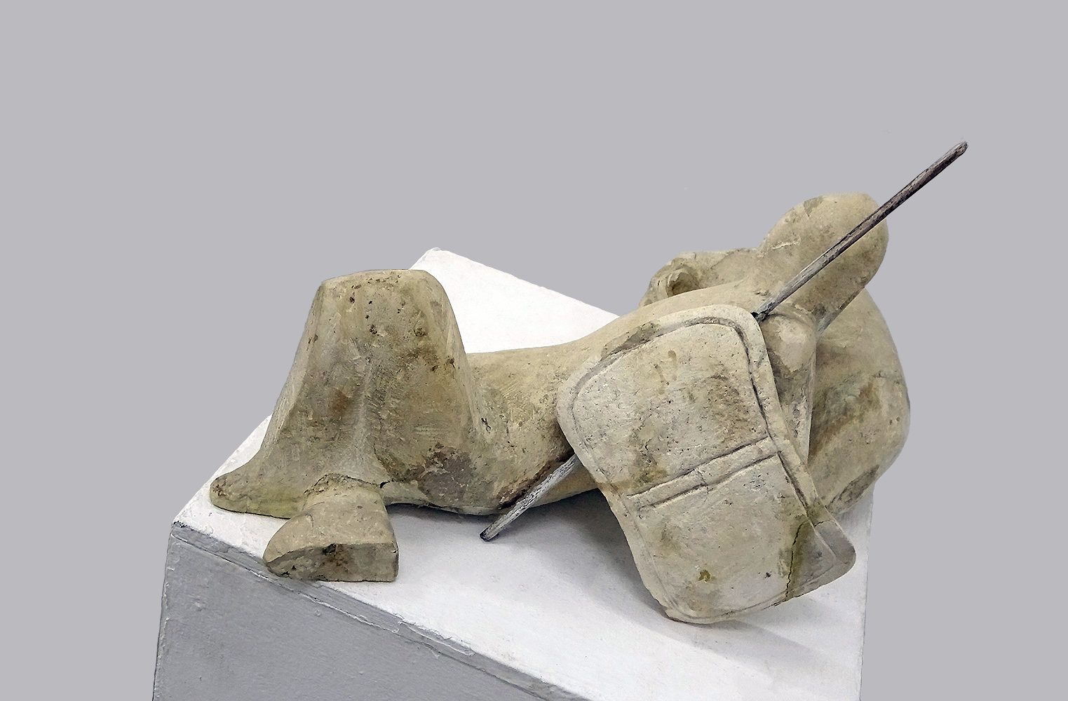 Анатолий Машаров. "Скиф", 1974. Известняк (ракурс 2), 20х45х20 см. Фото Алексея Приказчикова с персональной выставки Анатолия Машарова в выставочном зале ОМС, Москва, 2025