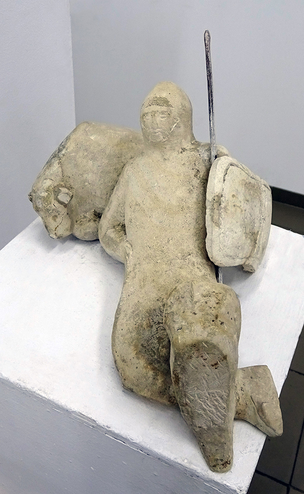 Анатолий Машаров. "Скиф", 1974. Известняк (ракурс), 20х45х20 см. Фото Алексея Приказчикова с персональной выставки Анатолия Машарова в выставочном зале ОМС, Москва, 2025