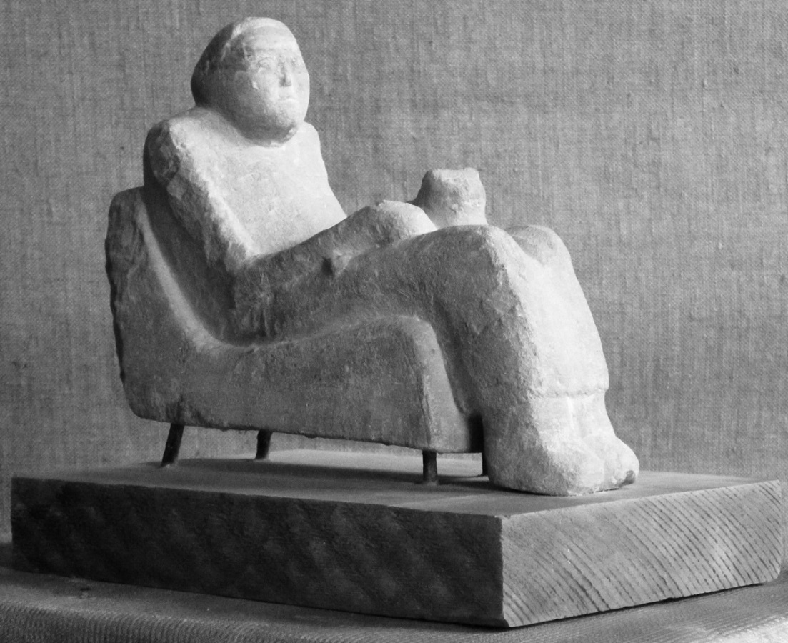 Анатолий Машаров. "В кресле" (ракурс), 1973. Известняк, 18х25х30 см. Фото Анны Рождественской