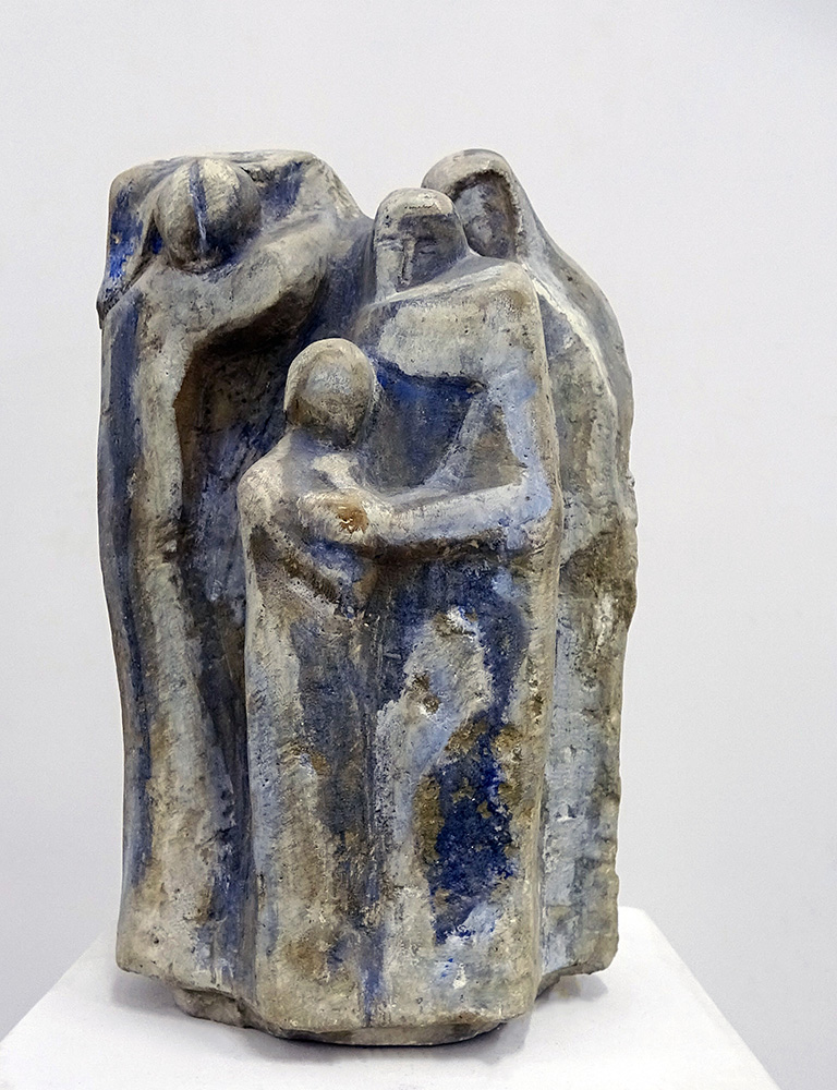 Анатолий Машаров. "Скорбящие женщины", 1969. Камень, 72х40х30 см. Фото Алексея Приказчикова с персональной выставки Анатолия Машарова в выставочном зале ОМС, Москва, 2025