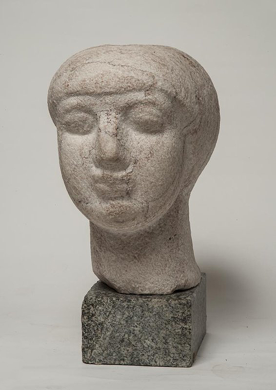 ''Женский портрет'', 1994.Розовый мрамор, гранит, 25х16х24 см, основание 7х11,5х16,5 см.Государственный Русский музей, С.-Петербург. Фото: goskatalog.ru