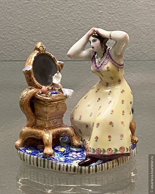 ''За туалетом'', 1937.Фарфор, роспись надглазурная, золочение, 9,3х8,7х6,5 см. Роспись А.В. Воробьевского.Государственный Русский музей, С.-Петербург