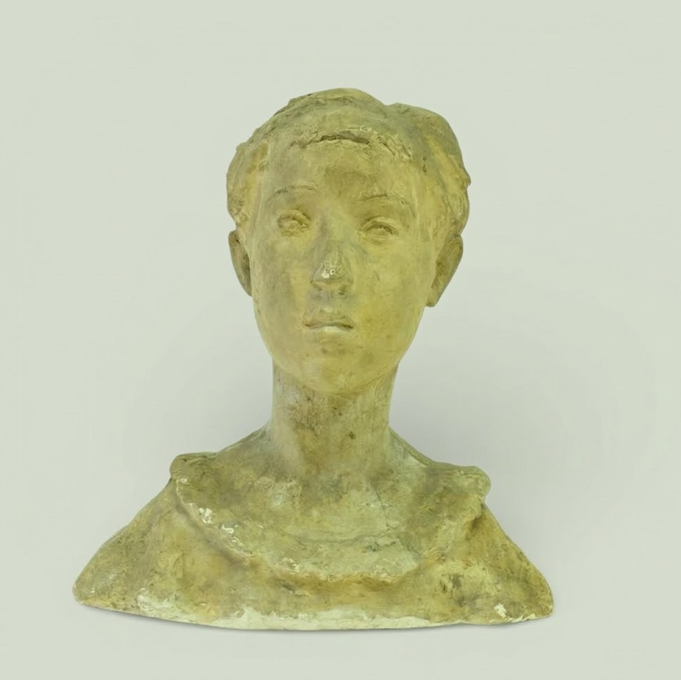 ''Девочка'', 1933. Гипс тонированный, 36х34х23 см.Научно-исследовательский музей при Российской академии художеств, С.-Петербург. Фото: goskatalog.ru 