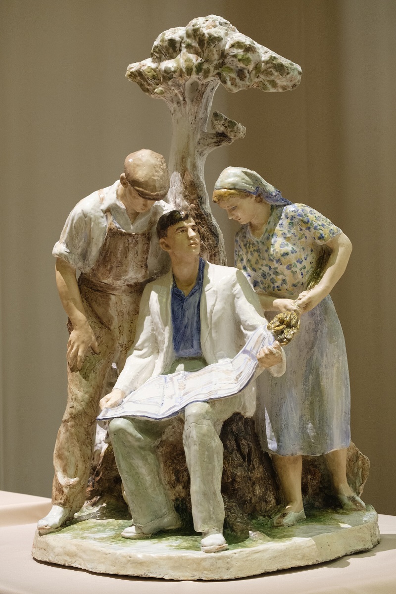 ''Мирный труд'', 1957. Фарфор, майолика, 126х75х66 см.Государственный музей политической истории России, С.-Петербург.Фото: блог Александра Дроздова