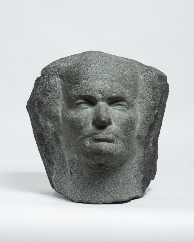 ''Автопортрет'', 1960. Гранит, 45х45х50 см.Государственный Русский музей, С.-Петербург. Фото: goskatalog.ru 