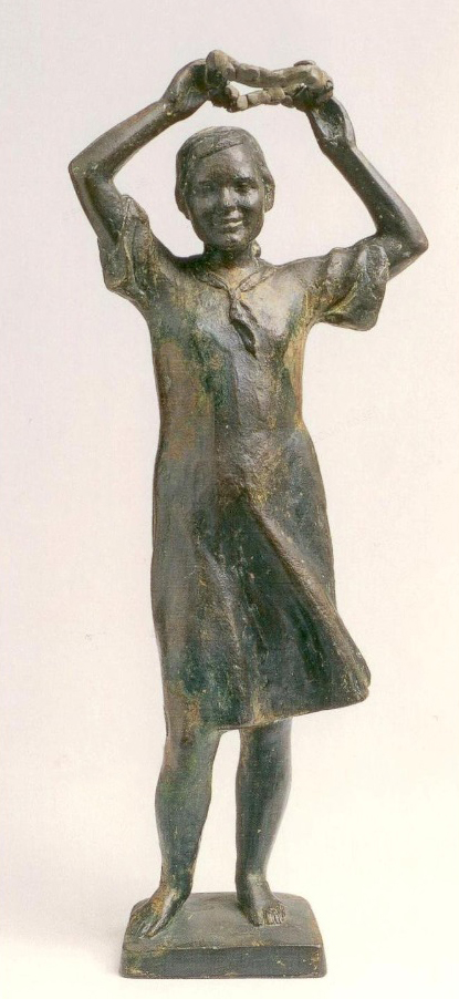 ''Пионерка с венком'' (Девочка с венком), 1938-1939. Чугун, 40х10х10 см.Государственный Русский музей, С.-Петербург.Фото: сайт ''Виртуальный Русский музей''