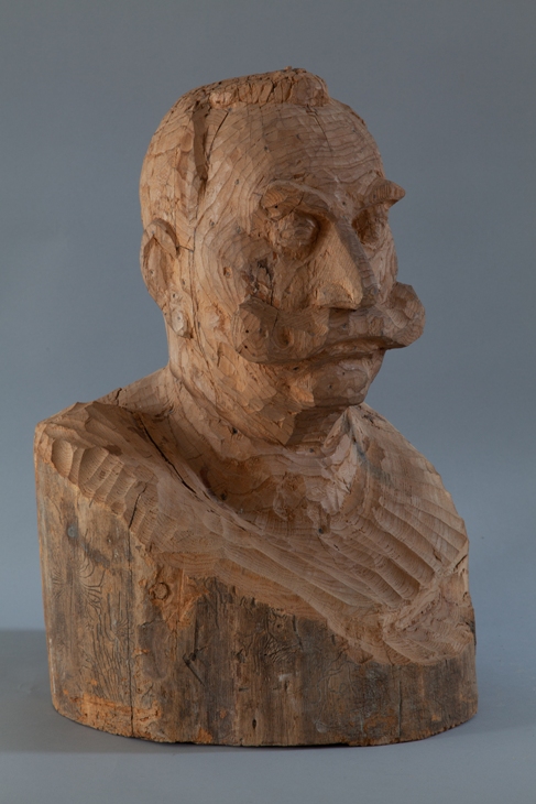 Маршал Советского Союза С.М. Будённый, до 1983. Дерево, 55х39х39 см.Красноярский художественный музей имени В.И. Сурикова.Фото: goskatalog.ru