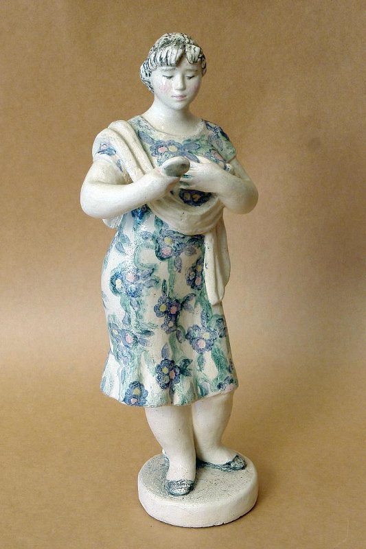 ''Девушка с зеркалом'', 1980. Фарфор, роспись, 26,3х9,4х8 см.Ярославский художественный музей. Фото: goskatalog.ru