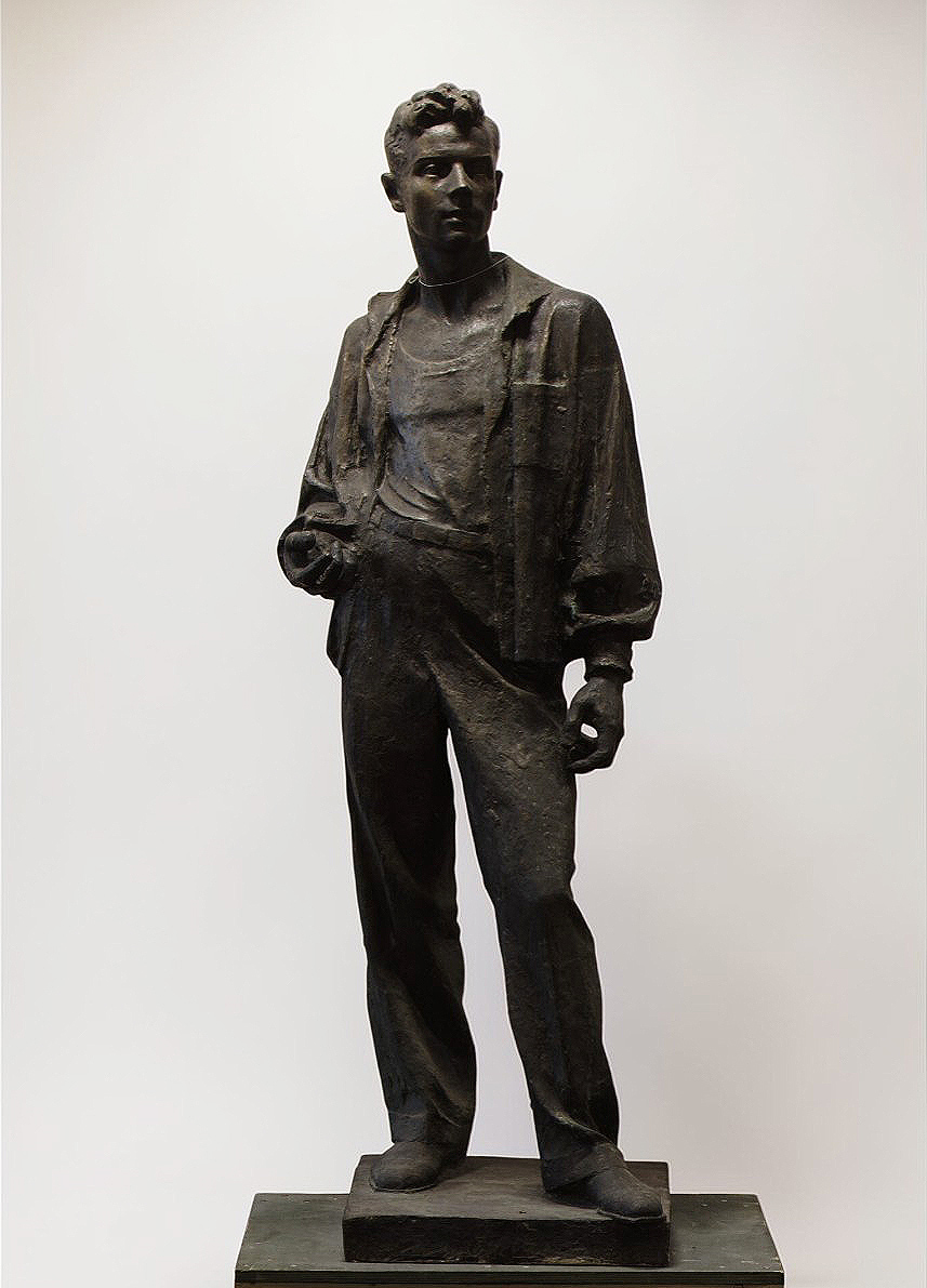 ''Молодой рабочий'', 1937. Бронза, 173х60х50 см.Государственная Третьяковская галерея, Москва. Фото: goskatalog.ru.