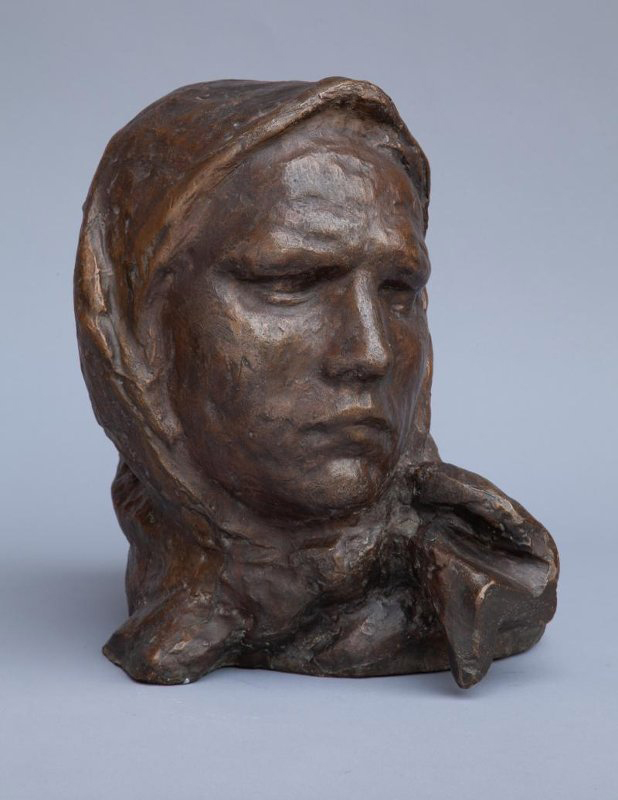 ''Партизанка'', 1975. Бронза тонированная, 33х23х31 см.Красноярский художественный музей имени В.И. Сурикова. Фото: goskatalog.ru