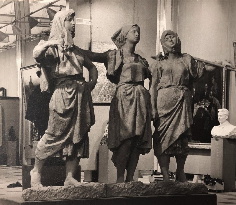 ''Песня'' (На просторах целины), 1957. Бронза, 200х278х56 см.Государственный Русский музей, С.-Петербург. Фото: goskatalog.ru