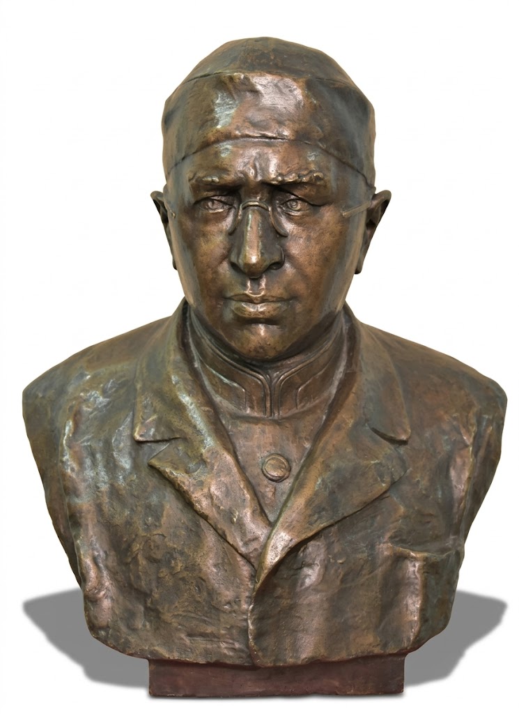 ''Профессор Н.Н. Аничков'', 1948. Бронза, 52х46х29 см.Военно-медицинский музей Минобороны России, С.-Петербург. Фото: goskatalog.ru