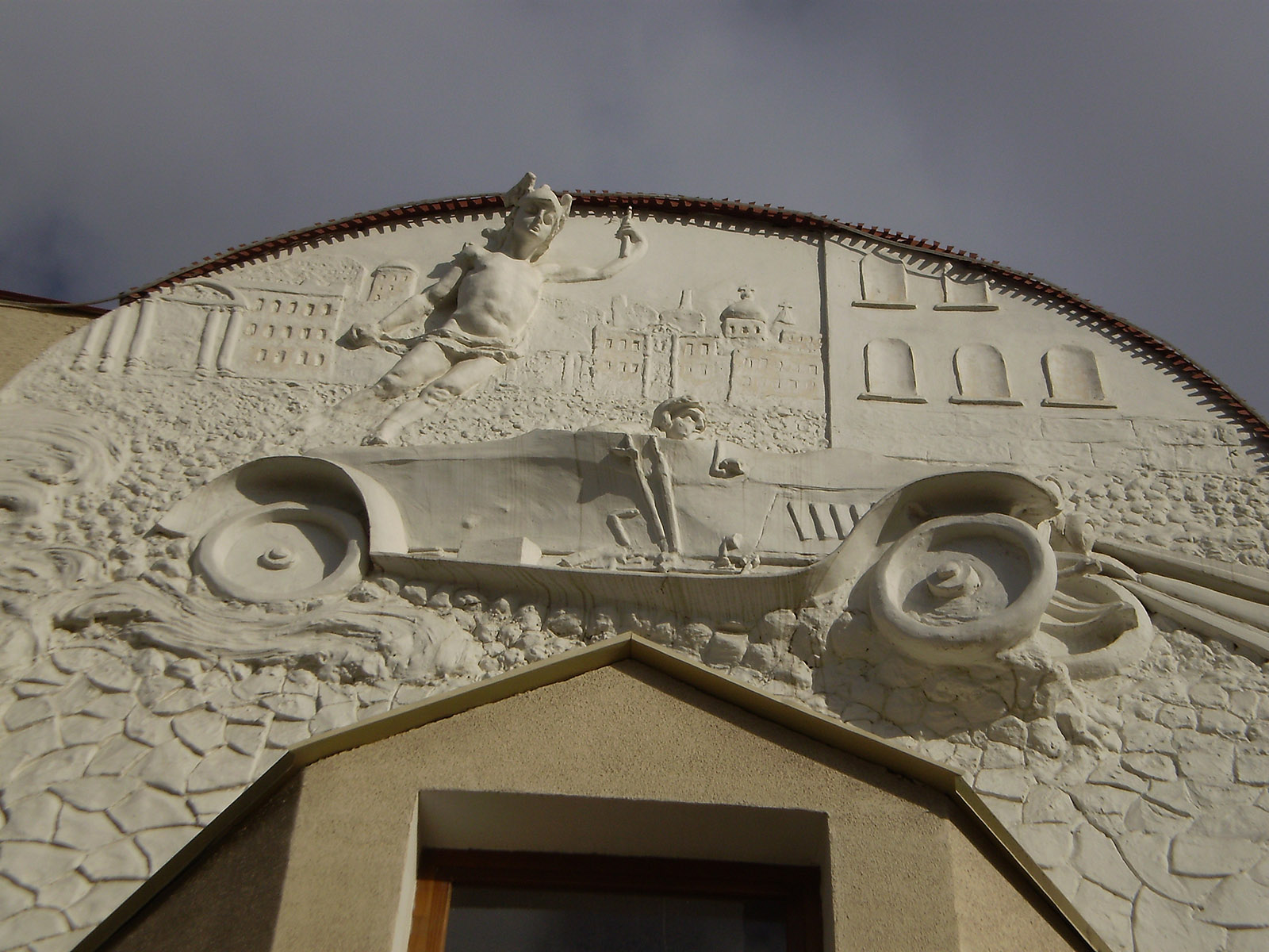 Фрагмент барельефа на фасаде здания автогаража и магазина С.И. Соколова и З.И. Иванова, 1914. Саратов.Совместно с С. Резцовой. Фото Анастасии Галямичевой (лицензия Creative Commons)