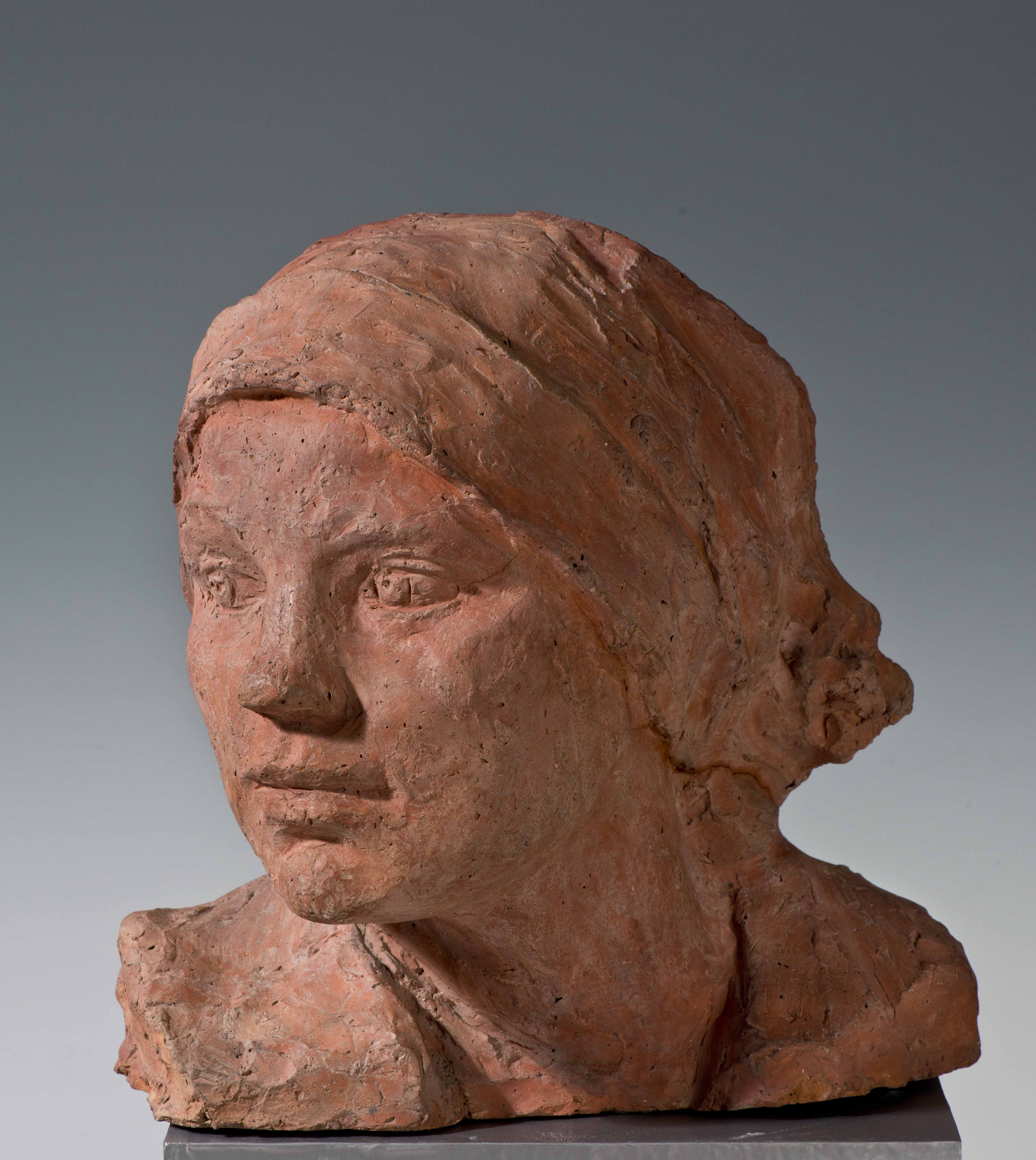 ''Работница кирпичного завода'', 1953. Керамика, 36х33х25,5 см.Государственный музей городской скульптуры, С.-Петербург. Фото: goskatalog.ru