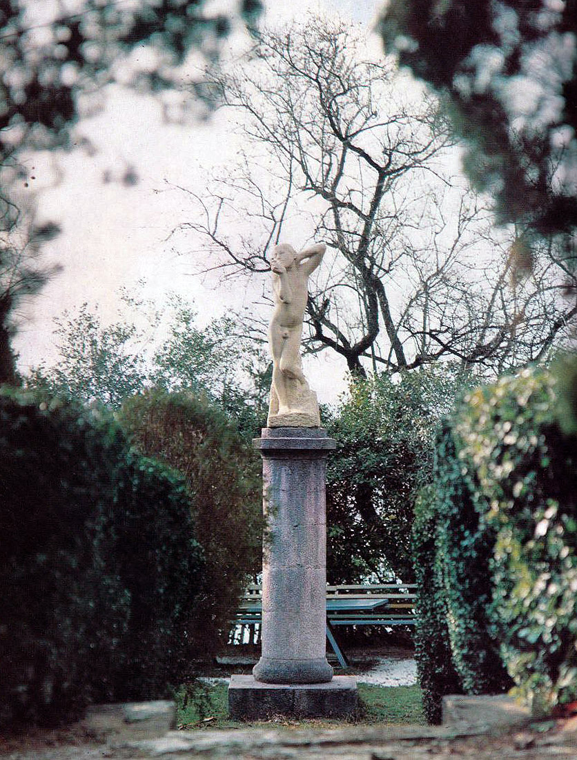 А.Т. Матвеев. "Пробуждающийся", 1907.Мраморная копия выполнена А.Н. Черницким и установлена в 1967 году в парке пансионата "Криворожский горняк" (бывшее имение Я.Е. Жуковского), Жуковка, Крым.Фото Д.В. Белоуса из альбома: Е.Б. Мурина. "Александр Матвеев", М., 1979