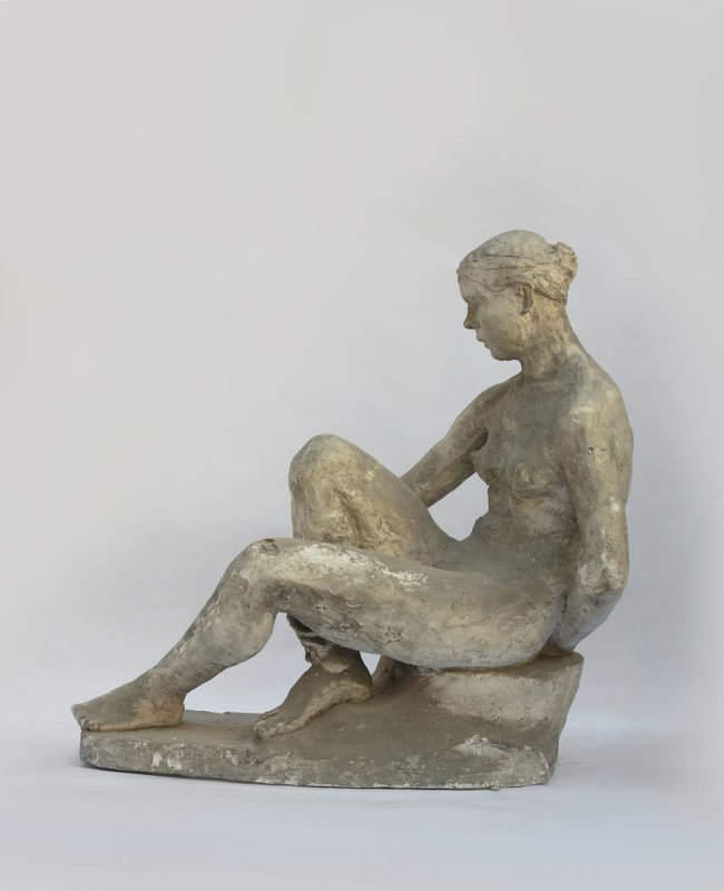 ''Этюд сидящей обнаженной натурщицы'', 1933. Гипс, 100х45х90 см.Научно-исследовательский музей при Российской академии художеств, С.-Петербург.Фото: goskatalog.ru