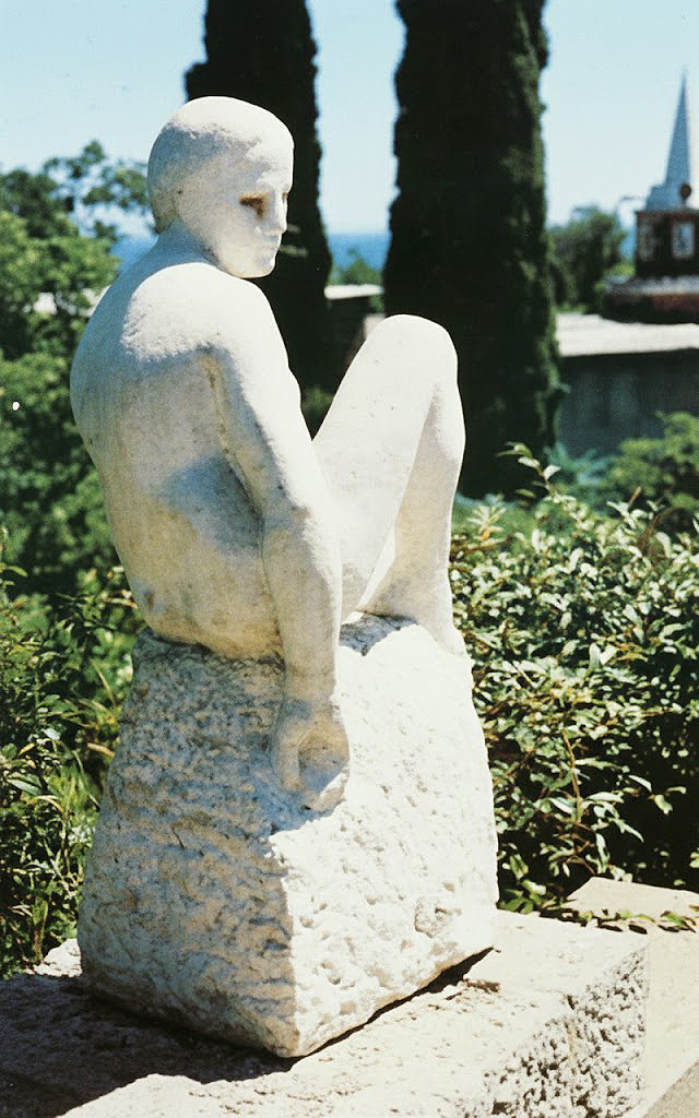 А.Т. Матвеев. "Сидящая женщина", 1910-1911.Мраморная копия исполнена в 1967 году Л.Ю. Эйдлиным.Установлена в парке пансионата "Криворожский горняк" (бывшее имение Я.Е. Жуковского), Жуковка, Крым. Фото: jalita.com