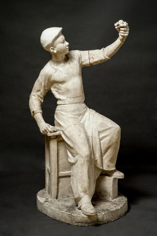 Юный фрезеровщик, 1930-е (?). Гипс, 103х53х47 см.Государственный Русский музей, С.-Петербург. Фото: goskatalog.ru