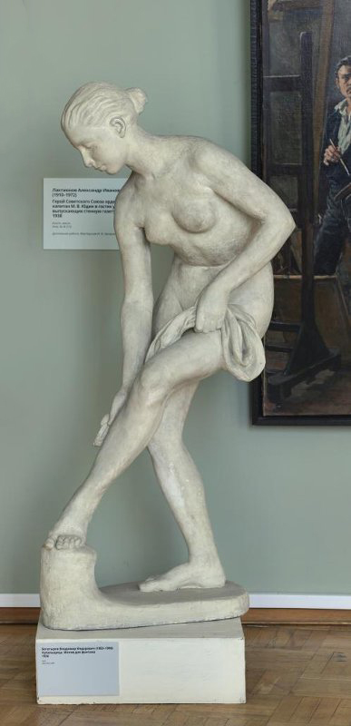 ''Купальщица'', 1936. Мотив для фонтана.Дипломная работа. Гипс, 146х75х50 см.Научно-исследовательский музей при Российской академии художеств, С.-Петербург. Фото: goskatalog.ru