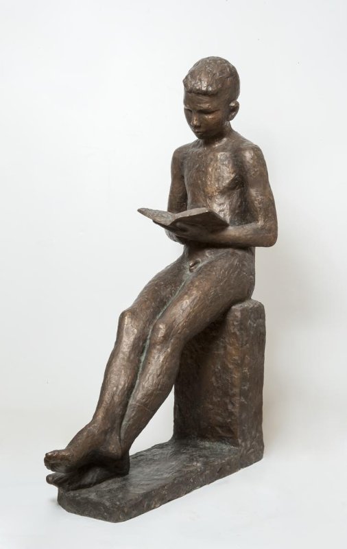 ''Читающий мальчик'', 1959. Бронза, 155х40х80 см.Государственный Русский музей, С.-Петербург. Фото: goskatalog.ru