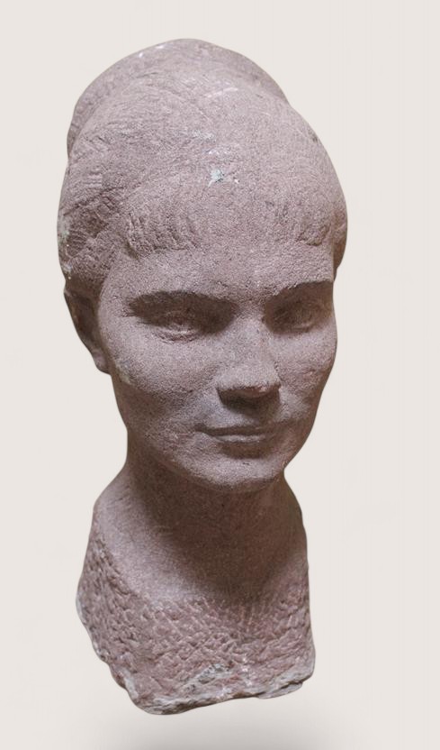 ''Портрет инженера Тамары Грачевой'', 1967. Песчаник, 52х26х28 см.Государственный музей городской скульптуры, С.-Петербург.Фото: goskatalog.ru