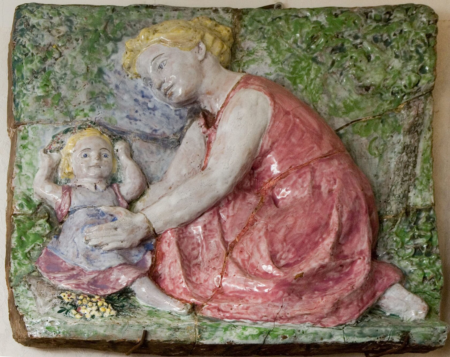 ''Мать с ребенком'', 1960. Майолика, 65х71 cм.Из собрания Романа Бабичева, Москва. Фото: babichevcollection.com)