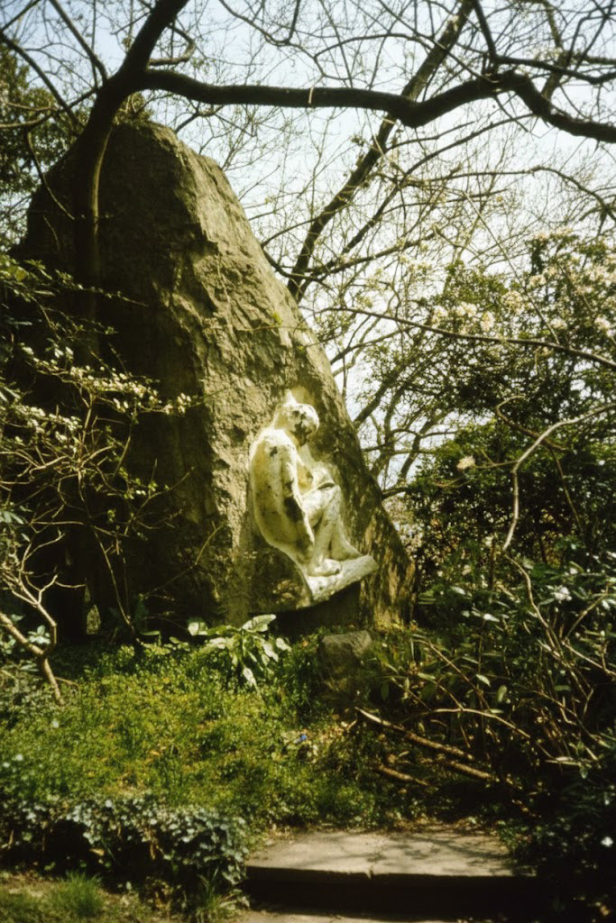 Новый Кучук-Кой. А.Т. Матвеев. "Сидящий мальчик", 1907.Фрагмент горельефа "Спящие мальчики". Майолика