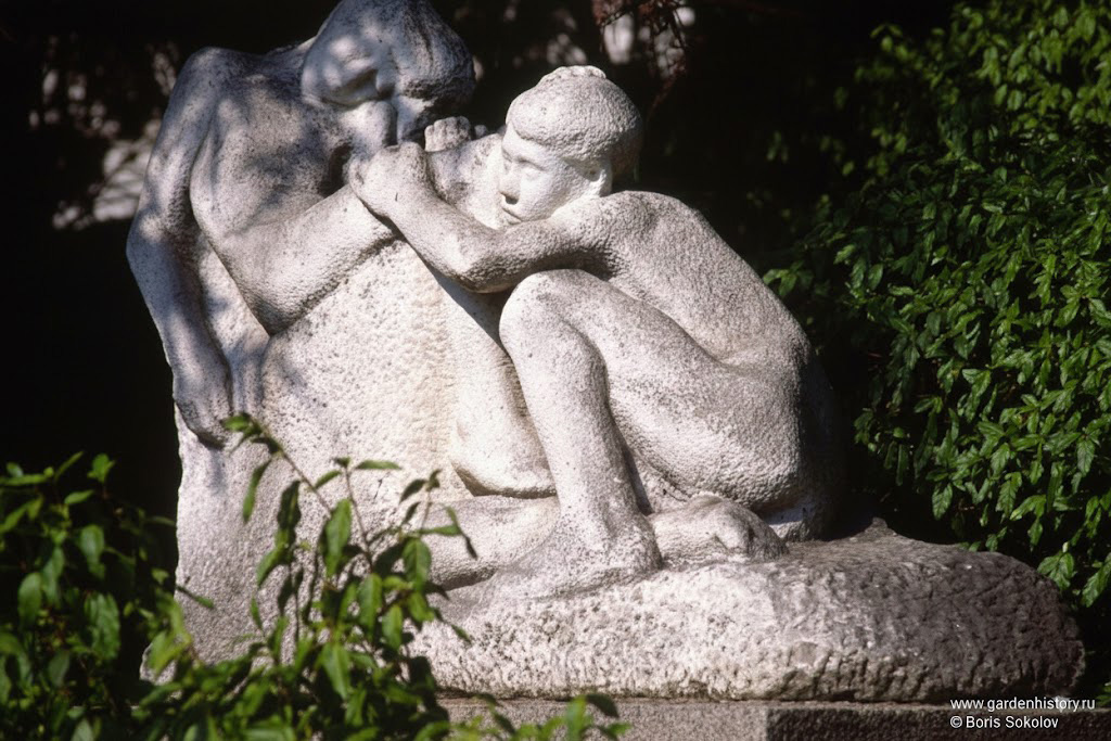 Новый Кучук-Кой. А.Т. Матвеев. "Спящие мальчики", 1907. Мраморная копия исполнена в 1967 году А.Н. Черницким. Ранее горельеф в цементе находился здесь же и погиб в результате оползня