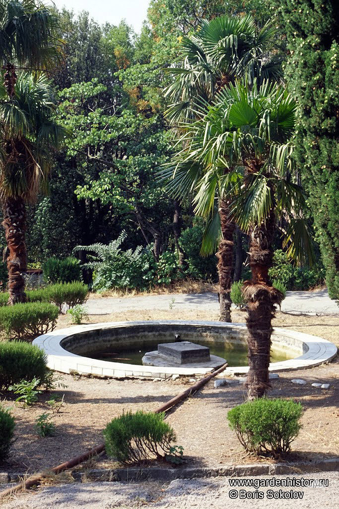 Новый Кучук-Кой. Бассейн и постамент для статуи "Нимфея" А.Т. Матвеева