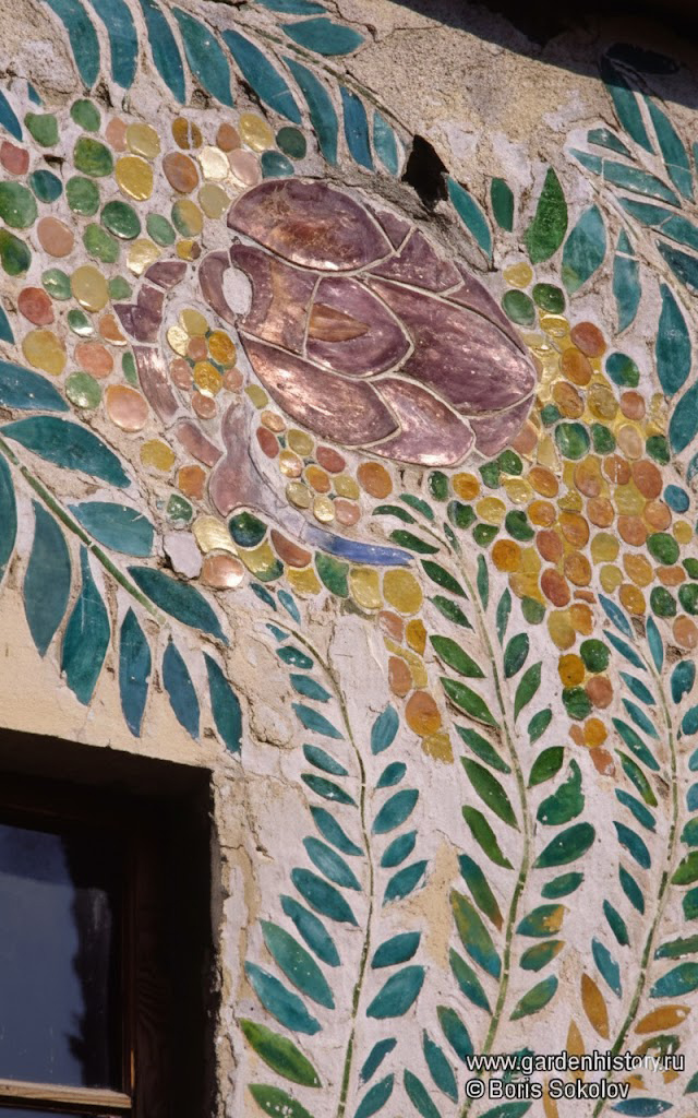 Новый Кучук-Кой. Главный дом. Западный фасад. Фрагмент майолики