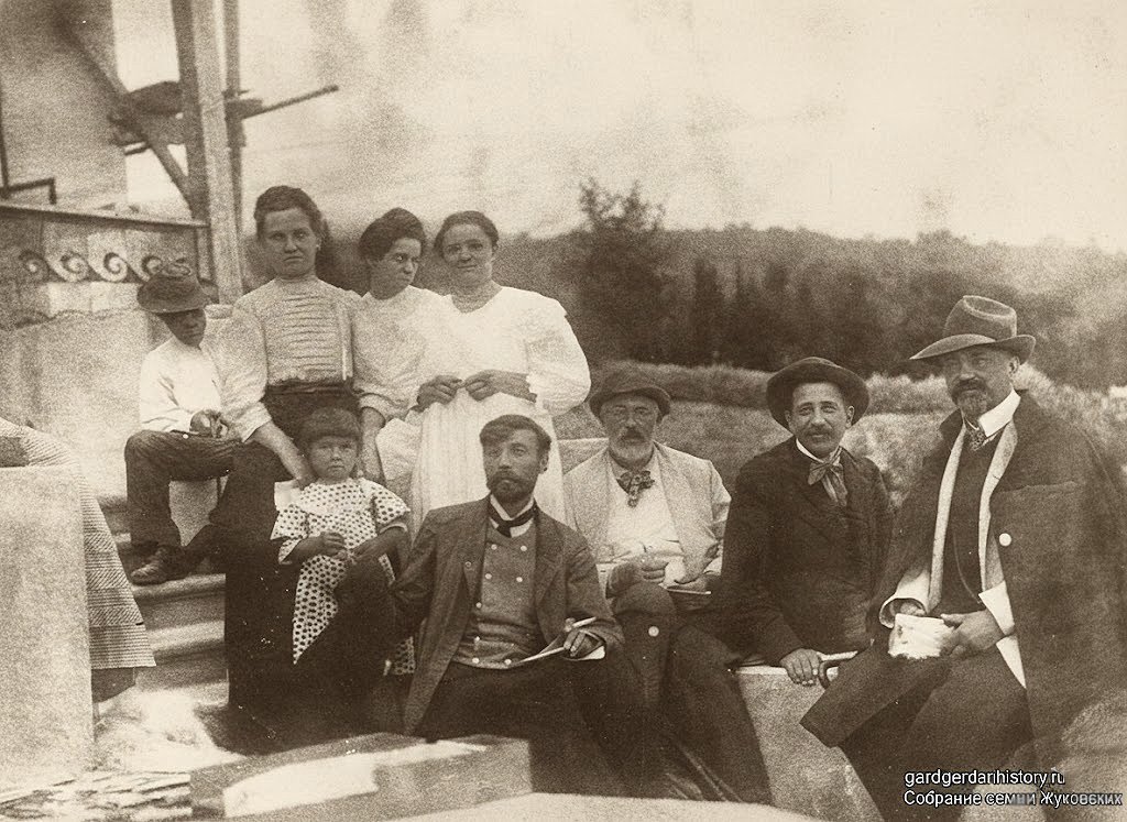 Новый Кучук-Кой. Семьи Сергеевых и Жуковских на строительстве дома.Слева направо: Я.Е. Жуковский, В.С. Сергеев, П.С. Уткин. Собрание семьи Жуковских