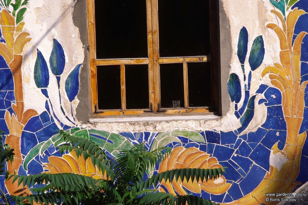 Новый Кучук-Кой. Главный дом. Западный фасад. Фрагмент майолики