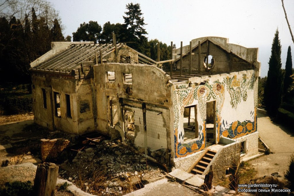 Новый Кучук-Кой. Главный дом после пожара 1987 года. Собрание семьи Жуковских