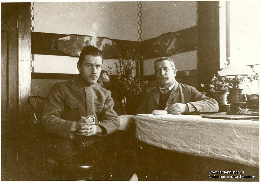 Новый Кучук-Кой. Я.Е. Жуковский с племянником А.В. Цытовичем в кабинете главного дома. Фотография 1910-х годов. Собрание семьи Жуковских